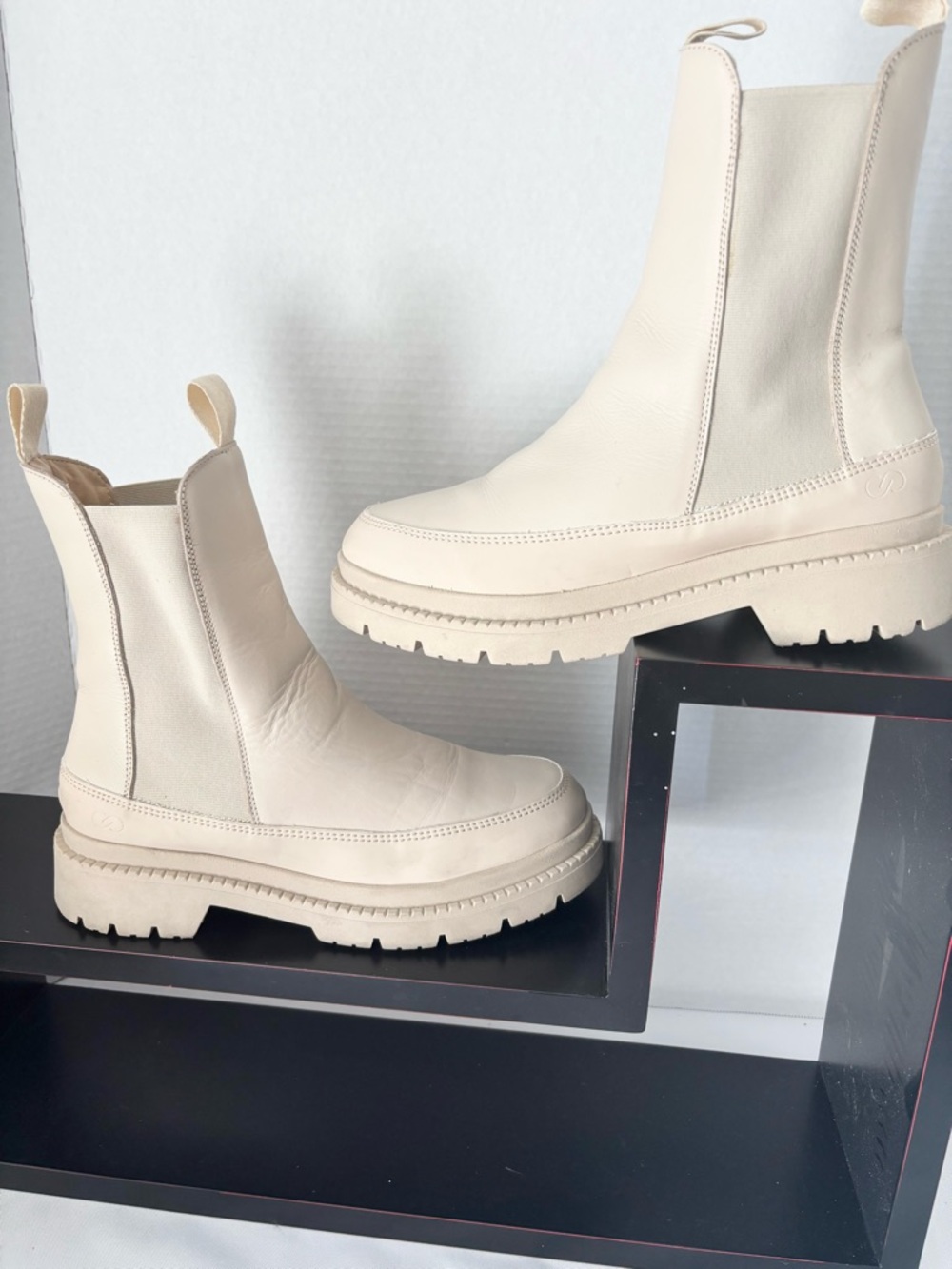 WOMENS LEATHER CARRIE UNDERWOOD BONE/CREAM CHELSEA LUG BOOTS ORTHOLITE. SZ 9.5